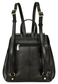 Zaino in pelle nera con spallacci regolabili, chiusura superiore con zip e tasca frontale con zip. Caratterizzato da hardware e cuciture in tono oro.