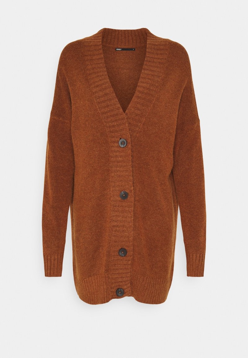 Cardigan long en maille marron rouille avec col en V, bord côtelé et quatre grands boutons foncés à l'avant, manches longues et coupe ample.