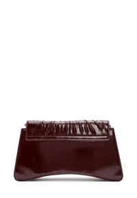 Clutch in pelle verniciata color mogano con dettaglio arricciato sulla parte superiore. Presenta una forma strutturata e curvata con una finitura liscia e lucida.