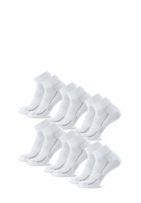 Calcetines tobilleros blancos hechos de una mezcla de algodón. Presentan puños acanalados, talón y puntera reforzados, con sutiles rayas grises a cada lado. Paquete de seis.
