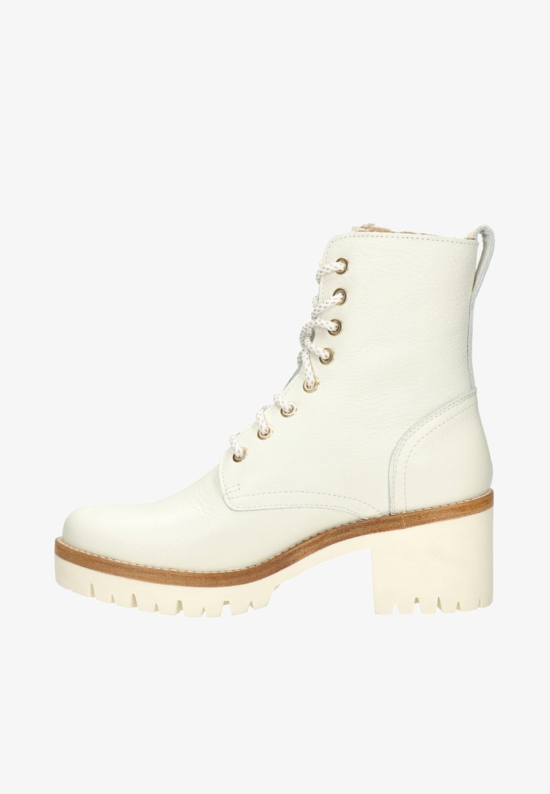 Botín de cuero blanco hasta el tobillo con punta redonda, cierre de cordones en la parte delantera, ojales dorados, suela blanca gruesa y superficie texturizada para mayor tracción.