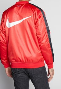 Nike Sportswear Bomberjacka - red