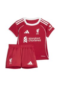 Röd fotbollskit för barn med vita detaljer; kortärmad tröja och shorts, med Liverpool FC-logotyp och Adidas-märke på båda delarna.