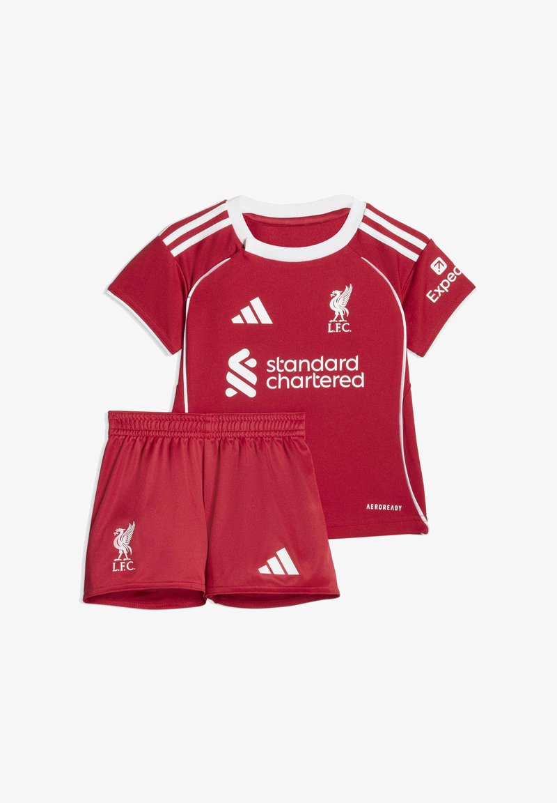 Rød fodboldkit til børn med hvide accenter; kortærmet skjorte og shorts, der viser Liverpool FC-logoet og Adidas-branding på begge dele.