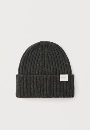 Bonnet en maille côtelée gris foncé avec un revers plié et une petite étiquette blanche sur le revers.