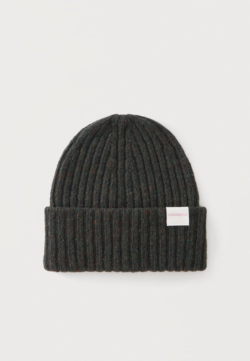 Bonnet en maille côtelée gris foncé avec un revers plié et une petite étiquette blanche sur le revers.