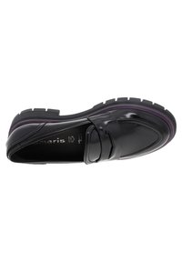Mocassino in pelle verniciata nera con una larga fascia decorativa, punta arrotondata e suola in gomma spessa con un dettaglio viola.