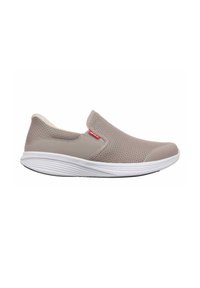Scarpe slip-on beige con tomaia in tessuto testurizzato e pannelli elastici sui lati. La suola è bianca con leggere scanalature per una migliore aderenza. Accenti del logo rossi.