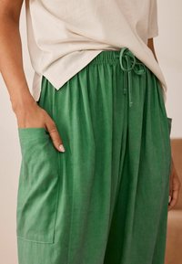 Next SHORT SLEEVE  - REGULAR FIT SET - Pyžamová súprava - green paris