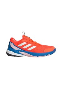 Buty tenisowe Adidas z żywą czerwoną siateczką, białymi paskami, niebieskimi akcentami, teksturowaną podeszwą i kontrastującą różową podeszwą środkową.