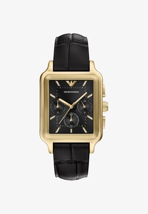 Złoty prostokątny zegarek z czarnym, teksturowanym paskiem ze skóry, czarną tarczą z trzema subtarczami, złotymi indeksami godzin i detalem z logo.