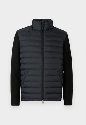 Veste zippée noire avec un devant et un dos rembourrés, des manches tricotées, un col haut et des poches latérales.