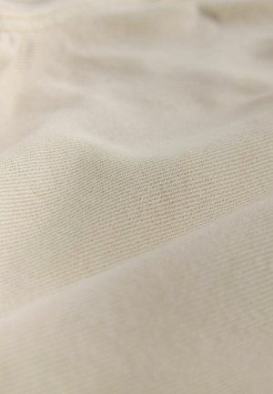 Beige stof med en struktureret vævning, der har diagonale linjer og en blød, glat finish. Subtil glans forbedrer materialets udseende.