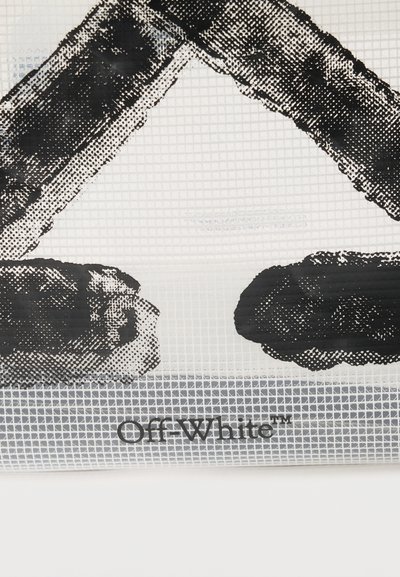 Λευκό ύφασμα από δίχτυ με μαύρα πινελιές από σπρέι που σχηματίζουν ένα βέλος πάνω από το μαύρο λογότυπο Off-White™.