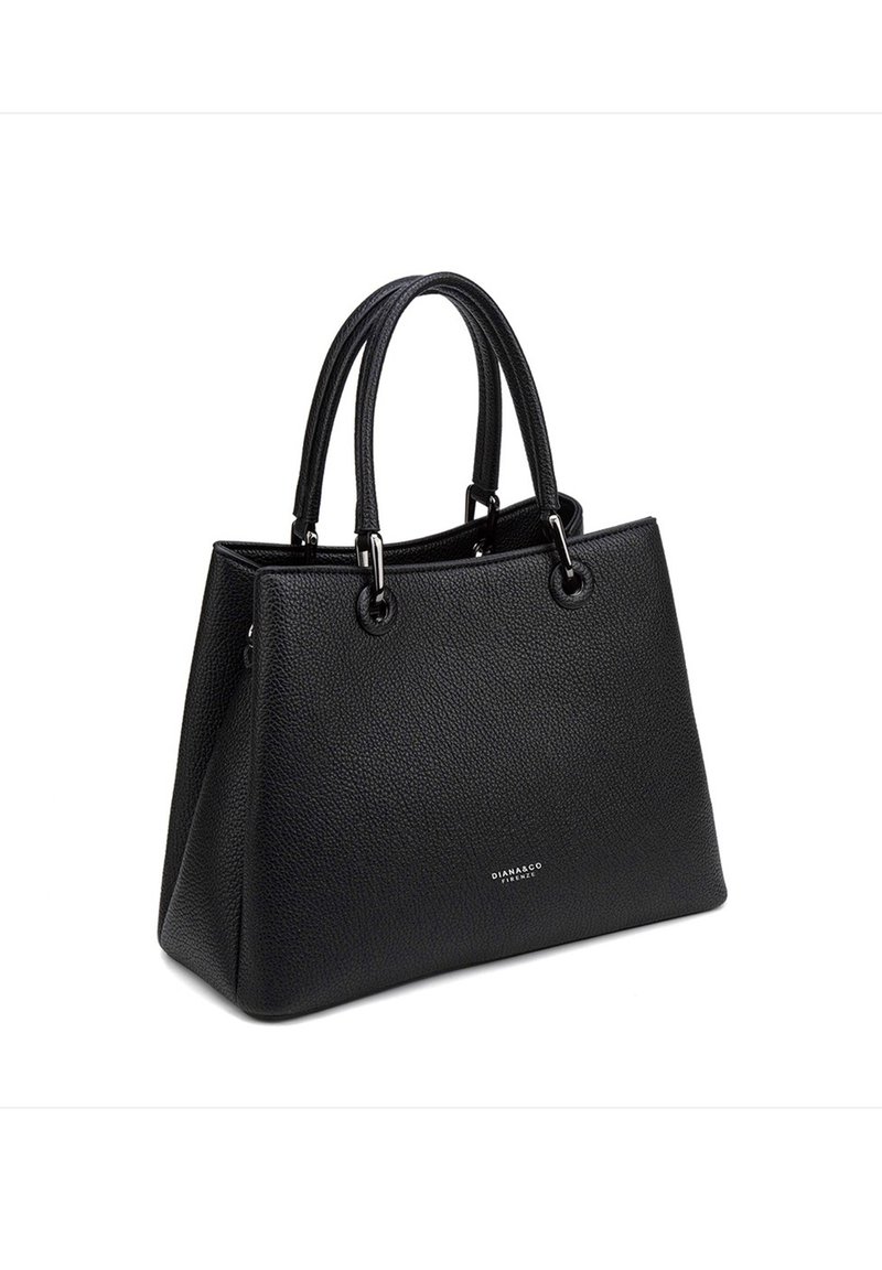 Borsa a mano in pelle nera testurizzata con due manici e accessori in argento, forma trapezoidale strutturata e piccolo testo bianco del marchio sul davanti.