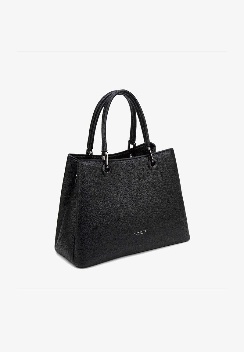Borsa a mano in pelle nera testurizzata con due manici e accessori in argento, forma trapezoidale strutturata e piccolo testo bianco del marchio sul davanti.