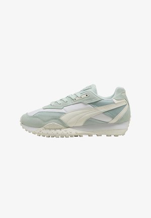 Baskets vert clair et blanches avec un mélange de daim et de mesh. Comprend une semelle texturée et des accents sur les panneaux latéraux. Lacets plats et col rembourré.