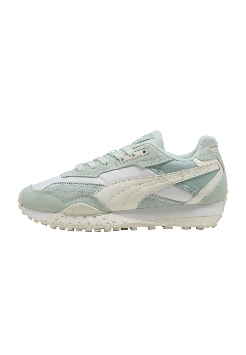 Zapatillas de colores verde claro y blanco, con una mezcla de ante y malla. Presentan una suela texturizada y acentos en el panel lateral. Cuerdas planas y cuello acolchado.