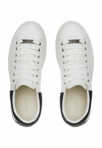 Baskets blanches avec un dessus en cuir lisse, un laçage, des accents noirs au talon et une étiquette métallique de marque sur la languette.