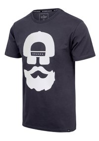 Schwarzes Baumwoll-T-Shirt mit einem großen weißen Grafikdesign eines Gesichts mit einer Kappe und einem Bart. Kurze Ärmel, runder Halsausschnitt und weicher Stoff.
