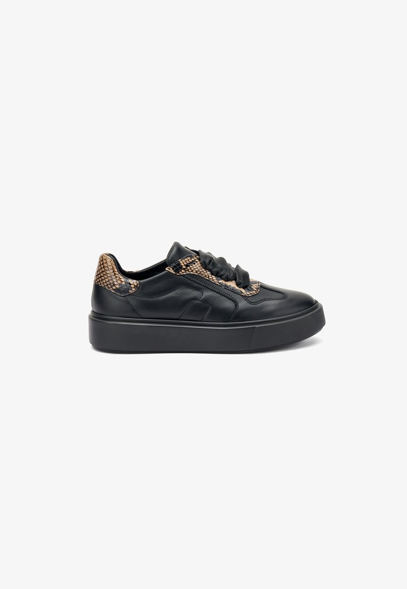 Zapatillas de cuero negro con un acento de estampado de serpiente marrón texturizado, con una suela gruesa y cordones de cinta. Diseño de zapato plano, perfil elegante.