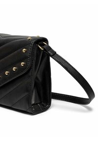 Borsa a mano in pelle nera con un motivo a zig-zag, borchie dorate sul flap e tracolla rimovibile. Texture liscia con una forma strutturata.