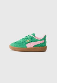 Grønn semsket Puma Palermo sneaker med rosa stripe og fôr, brun gummisåle og gullmerke på siden og hælen, vist i sidevisning.