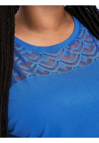 ONLY Carmakoma CARFLAKE niebieski neon