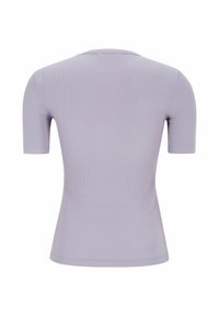 Ljubičasta majica kratkih rukava od rebrastog materijala, s okruglim izrezom i prilagođenim oblikom. Nema vidljivih uzoraka ni dodataka.