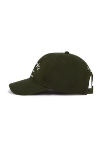 Casquette de baseball vert foncé en coton avec une visière courbée, des accents brodés à l'avant et une sangle réglable à l'arrière.