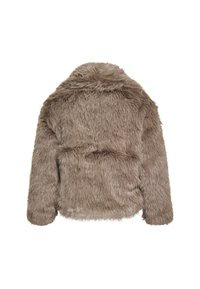 Brun faux fur-jakke med en blød tekstur, krave og lange ærmer. Designet har en kort, boksformet silhuet og flade sømme.