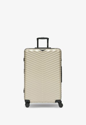 Maleta dura beige con asa telescópica y cuatro ruedas giratorias negras, que presenta un patrón en forma de chevron en la parte frontal.