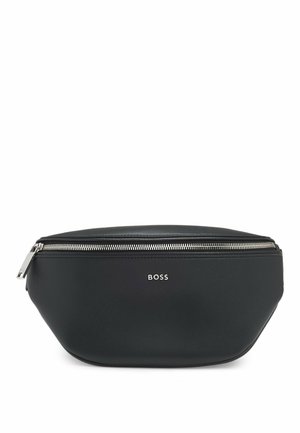 Schwarze Leder-Gürteltasche mit silbernem Reißverschluss und zentriertem "BOSS"-Logo auf der Vorderseite.