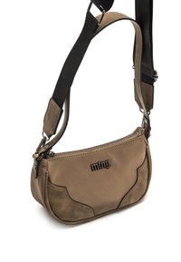 Borsa a tracolla in tessuto marrone con chiusura a zip, caratterizzata da elementi lisci e testurizzati e una tracolla nera regolabile. Branding sul davanti.