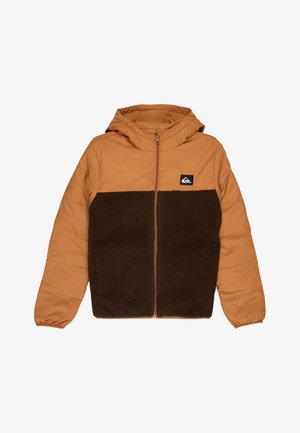 Brun og orange isoleret jakke med hætte. Har en blød, brun nederste del og en glat, orange øverste del, lynlås og logo-patch.