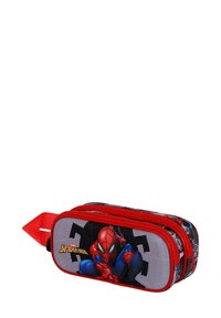 Trousse rouge avec un design Spider-Man, en matériau tissu, compartiments à double fermeture éclair, et une surface texturée avec des détails graphiques.