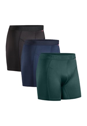 Drei Paare von eng anliegenden Herren-Boxershorts in Schwarz, Marineblau und Dunkelgrün. Hergestellt aus glattem Stoff mit elastischen Taillenbändern, die das Branding "DANISH ENDURANCE" tragen.