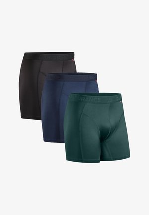 Drei Paare von eng anliegenden Herren-Boxershorts in Schwarz, Marineblau und Dunkelgrün. Hergestellt aus glattem Stoff mit elastischen Taillenbändern, die das Branding "DANISH ENDURANCE" tragen.