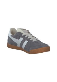 Graue Wildledersneaker mit weißen synthetischen Lederstreifen, Gummisohle und strukturiertem braunem Außensohlenmaterial; ausgestattet mit runden Schnürsenkeln und gepolstertem Schaft.