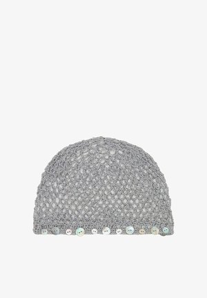 Bonnet gris crocheté avec un motif de point ouvert, orné de boutons ronds irisés le long du bord inférieur.