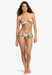 Flerfärgad blommig bikiniset med ett vadderat topp med korsrygg och högmidjade underdelar med justerbara sidoknytningar. Slät tygstruktur.