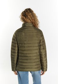 Olivengrøn, quiltet pufferjakke med høj krave, der har vandrette striber og en glat tekstur. Skræddersyet pasform, afslappet design.