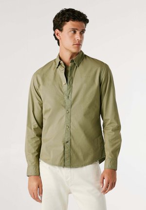 Camicia verde oliva con bottoni, realizzata in un tessuto leggero, con maniche lunghe e collettino a punta, dotata di bottoni in vista e un logo sul petto.