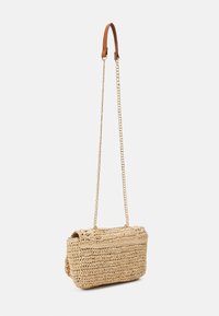 Borsa a spalla in paglia intrecciata con superficie testurizzata, dotata di una patta superiore e di una sottile tracolla in metallo con un dettaglio in pelle marrone.