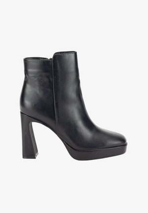 Botín de cuero negro hasta el tobillo con textura suave, tacón cuadrado alto y suela de plataforma; incluye cremallera lateral y diseño de puntera redonda.