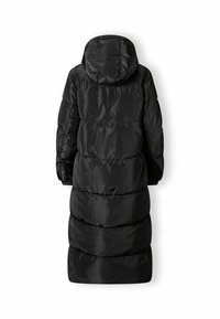 Duga crna zimska jakna s kapuljačom, kviltana s horizontalnim šavovima i dugim rukavima prikazana s leđa na bijeloj pozadini.