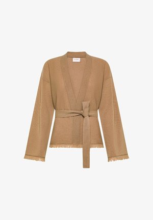 Cardigan in maglia color sabbia con maniche ampie, design avvolgente, cintura legata in vita e dettagli frangiati all'orlo e ai bordi delle maniche.