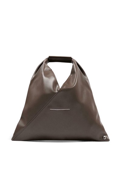 Sac à main triangulaire en cuir marron foncé avec une poignée supérieure rembourrée et un détail minimaliste de couture blanche au centre avant.