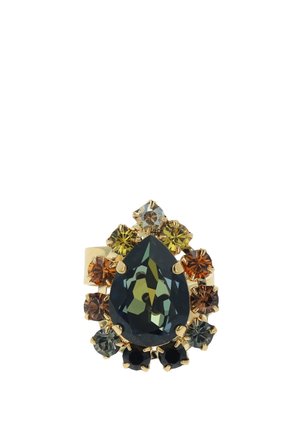 Ring met gouden tint, met een grote peervormige groene kristal in het midden, omgeven door kleinere meerkleurige kristallen in verschillende vormen.