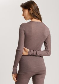 Maglietta a maniche lunghe aderente in maglia ribattuta color mauve polveroso. Presenta un colletto rotondo e maniche sottili con dettagli di cucitura sottili lungo l'orlo.